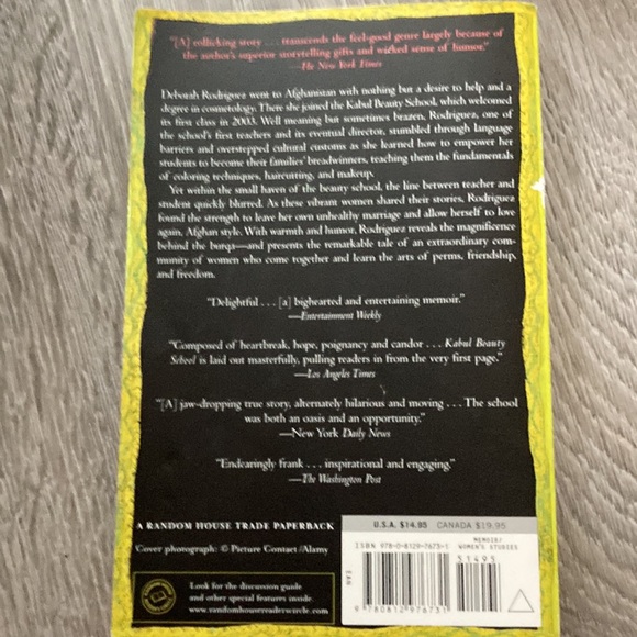 Kabul Beauty School soft cover - Picture 2 of 2